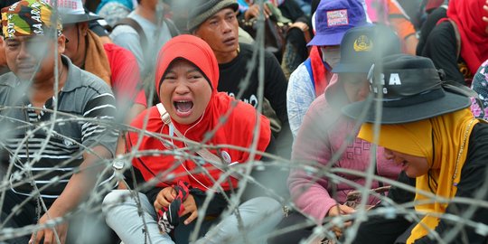 Demo di Istana, guru honorer menangis histeris hingga jatuh pingsan