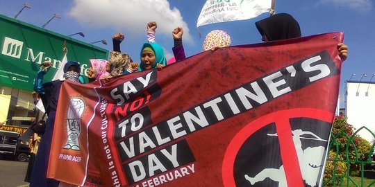 Tolak Valentine Day, mahasiswa Aceh bagikan jilbab