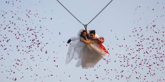 Meriahkan Valentine, pasangan ini menikah sambil flying fox