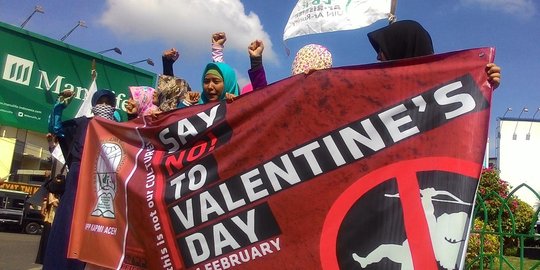 Tolak Hari Valentine, mahasiswi di Aceh bagi-bagi jilbab