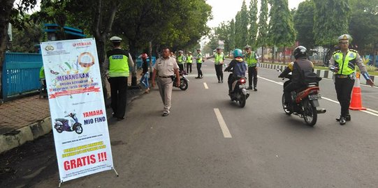 Cuma di Jember, pengendara kena 'razia' dapat kupon undian motor