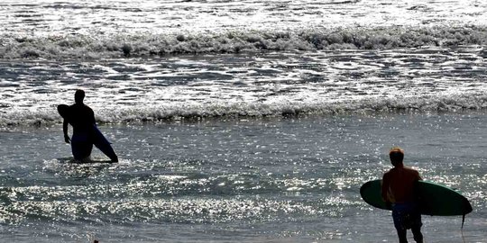 Sedang berjemur di Pantai Kuta, turis heboh lihat bayi mengapung