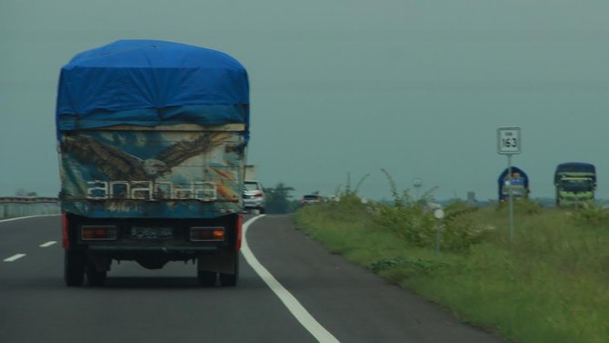 Lelaki tua di belakang truk Pantura merdeka com