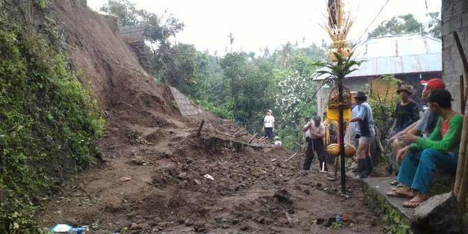 Tebing setinggi 9 meter longsor, 4 desa di Buleleng terisolir
