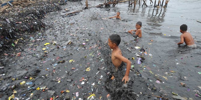 https://cdns.klimg.com/merdeka.com/i/w/news/2016/02/14/664653/670x335/sekolah-di-jakarta-pusat-wajib-punya-bank-sampah.jpg