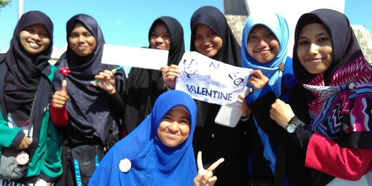 Tolak Valentine, hijabers di Makassar mengaji dan membagikan jilbab