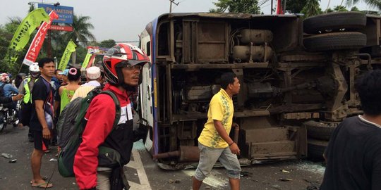 Bus tabrak truk, mobil dan motor di Puncak tewaskan 2 orang