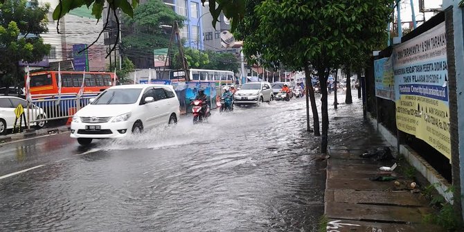 Imbas hujan deras, Jakarta dikepung banjir dan banyak pohon tumbang