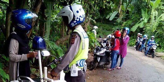 Heboh polisi razia di jalan kampung & terima duit recehan