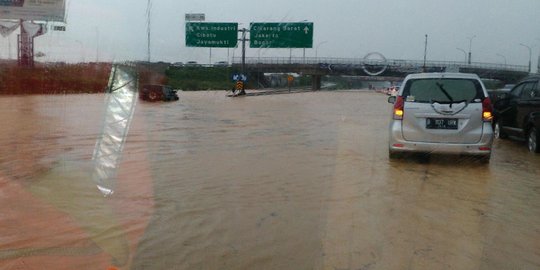 Ini penyebab Tol Jakarta-Cikampek dilanda banjir