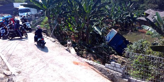 Truk tronton muatan triplek terjun ke jurang, sopir tewas