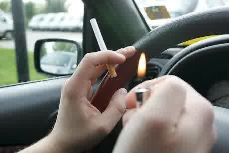 ilustrasi merokok di dalam mobil