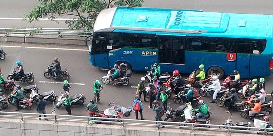 Ditabrak truk di flyOver Pancoran, penumpang perempuan GO-JEK tewas