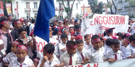 Ratusan Warga pinggir rel di Medan demo tolak penggusuran