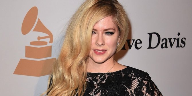 Rambut pirang lebat dan cantik Avril Lavigne
