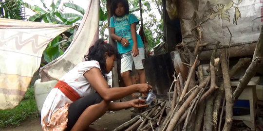 Tak punya rumah, ibu dua anak ini tinggal di samping kandang kambing