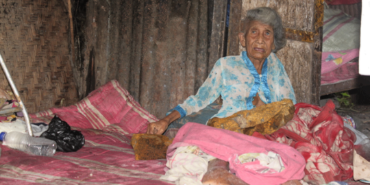 Sudah lama nenek Lembuk lumpuh dan tinggal di bekas kandang sapi