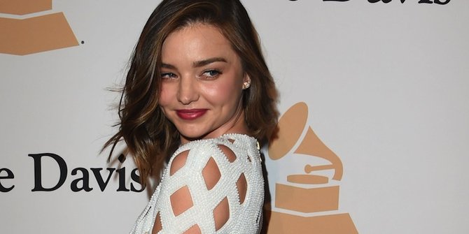 Pesona Miranda Kerr dalam balutan gaun berongga belah ketupat