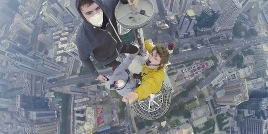 [Video] Begini kengerian foto selfie di puncak pencakar langit