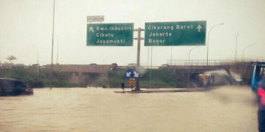 Jasa Marga bentuk 4 tim usut penyebab banjir di Tol Cikampek