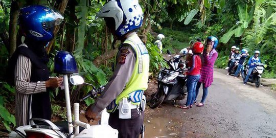 Polantas main tilang di jalan kampung berujung di Propam