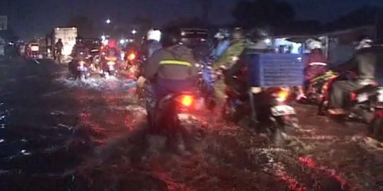 Jalan utama Karawang-Cikampek tergenang banjir, lalin macet parah