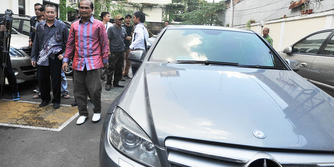 Berapa harga mobil mercy Daeng Aziz tokoh masyarakat Kalijodo?