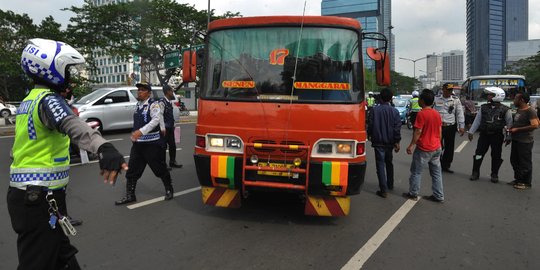 Metro mini tak kunjung diperbaiki, Ahok ancam buang ke laut