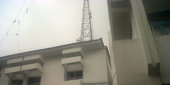 Orang tak dikenal menari di puncak tower dan menghamburkan uang