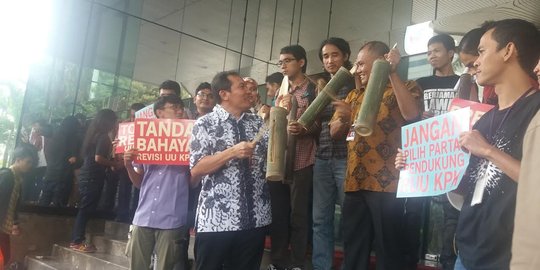 Tolak revisi UU KPK, pimpinan KPK ikut demo sambil bawa pentungan