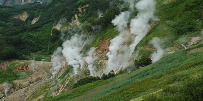 Pemandangan indah semburan uap air dari Lembah Geyser di Rusia