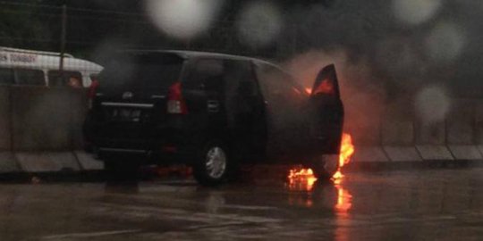 Di tengah gerimis, mobil Xenia terbakar di Tol JORR arah Bandara