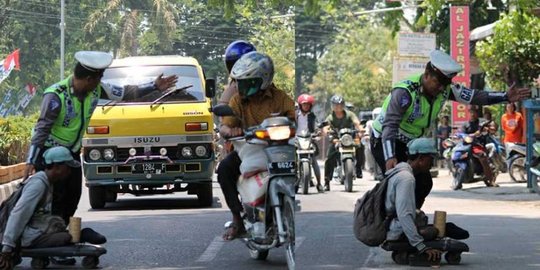 Polisi seberangkan penyandang disabilitas menuai pujian