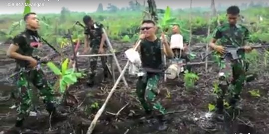 Lepas penat, anggota TNI pakai sapu lidi & ember lipsync di kebun