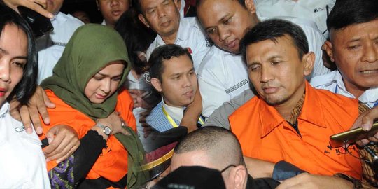 Dituntut 4 tahun bui, Gatot dan Evi berpelukan di ruang sidang