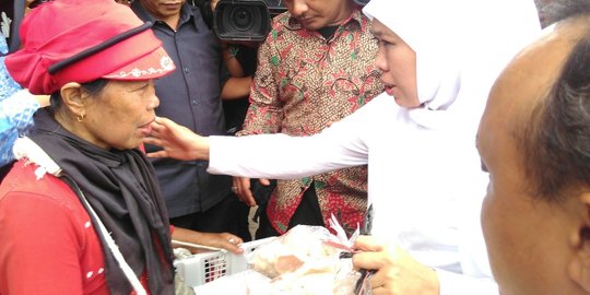 Beli kerupuk Narti di Kalijodo, Menteri Khofifah bayar Rp 500.000