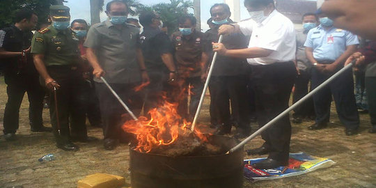 Polda Sumsel bakar puluhan kilo ganja di kantor DPRD Sumsel