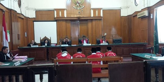 Sidang perdana, 2 otak pembunuh Salim Kancil didakwa pasal berlapis