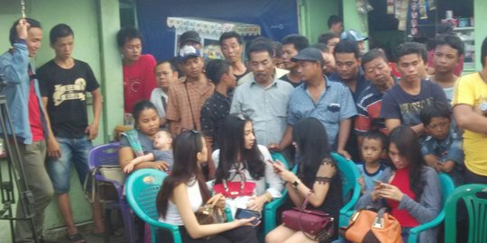 Datangi Kalijodo, Razman diapit empat wanita seksi