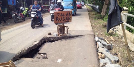 Jalan amblas di Depok, pengendara dibikin khawatir