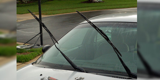  Cara bikin wiper mobil awet dan tak buat baret di kaca 