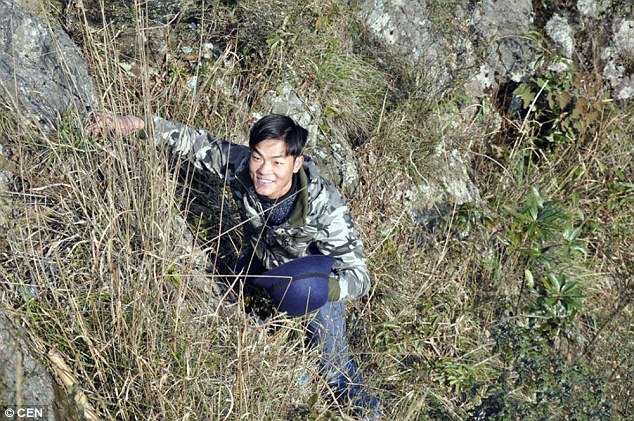 lelaki china ambilkan topi pacar di lereng gunung