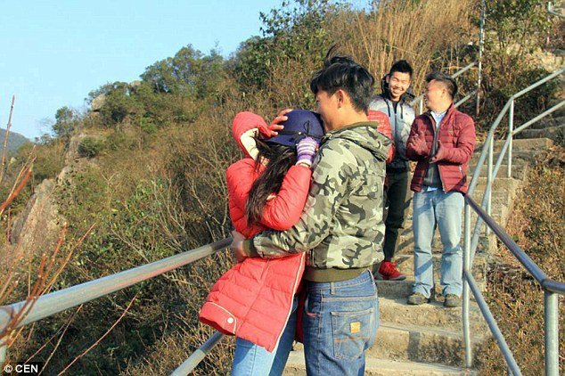 lelaki china ambilkan topi pacar di lereng gunung