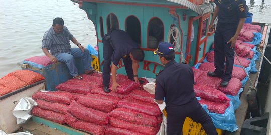 TNI tangkap 4 truk membawa 24 ton bawang merah ilegal di Langkat