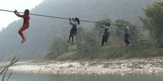Pelajar Nepal pergi sekolah dengan seberangi sungai pakai tali