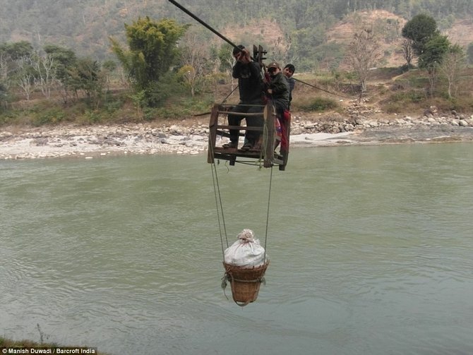 warga desa di nepal naik jembatan tali