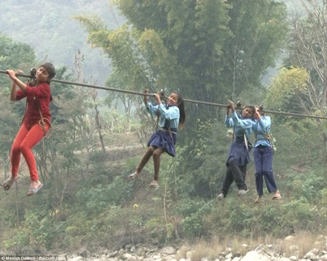 anak nepal berangkat sekolah naik jembatan tali