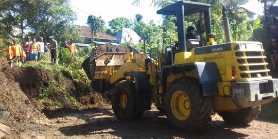 Usai diguyur hujan, longsor tutup jalan Tabanan-Singaraja