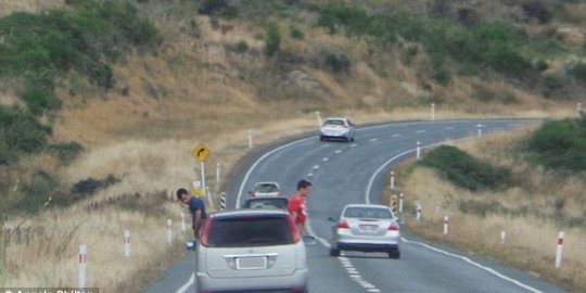 Dua turis ini kencing keluar jendela mobil yang sedang ngebut