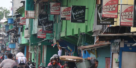 Di kafe milik Daeng Aziz, ditemukan ribuan miras dan kondom